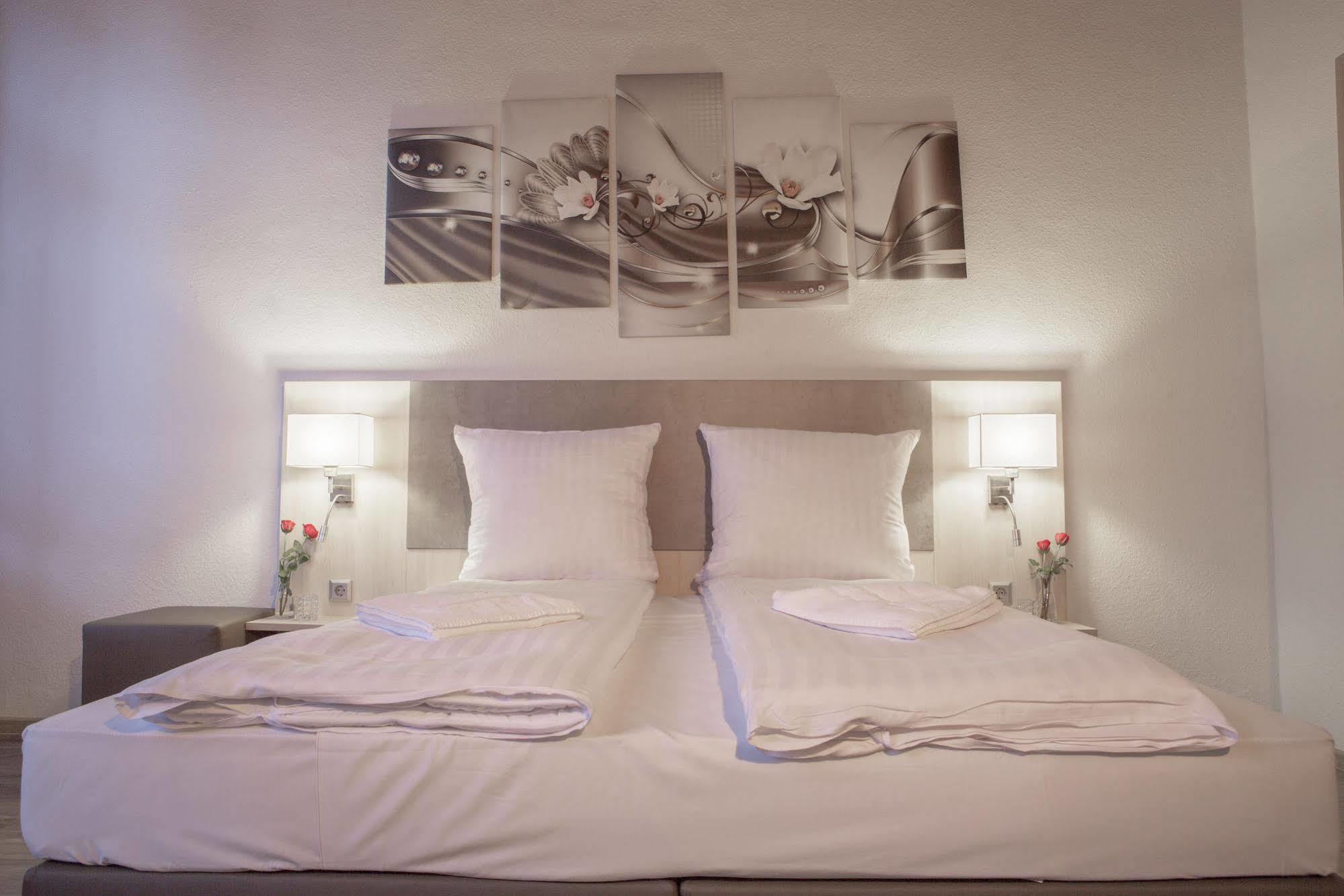 Hotel Schugt Brauweiler Bagian luar foto