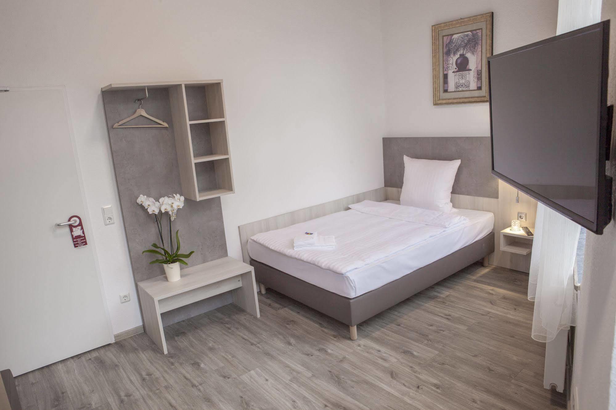 Hotel Schugt Brauweiler Bagian luar foto